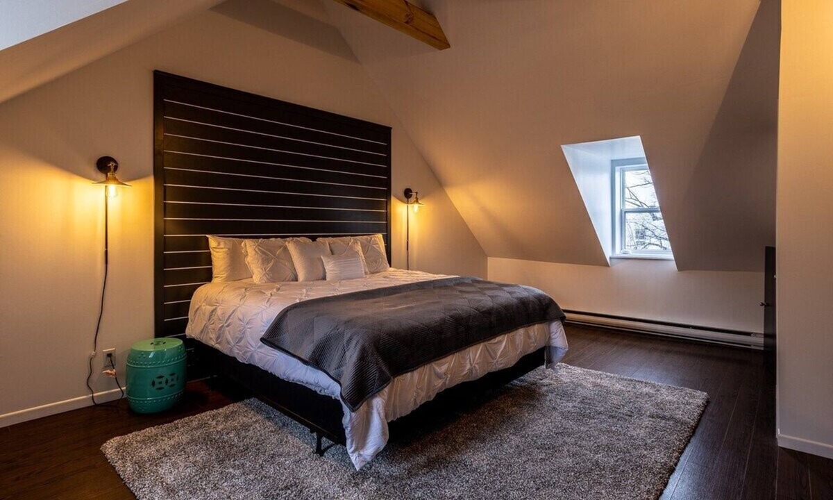 Downtown St. John's House | The Bannerman Park Loft Private Parking King Bed