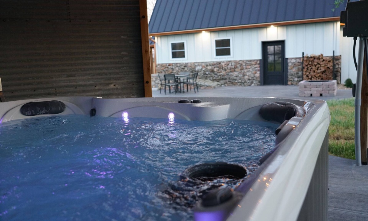 Jasper County House | The Barn at Reed | Hot Tub + Horse Friendly