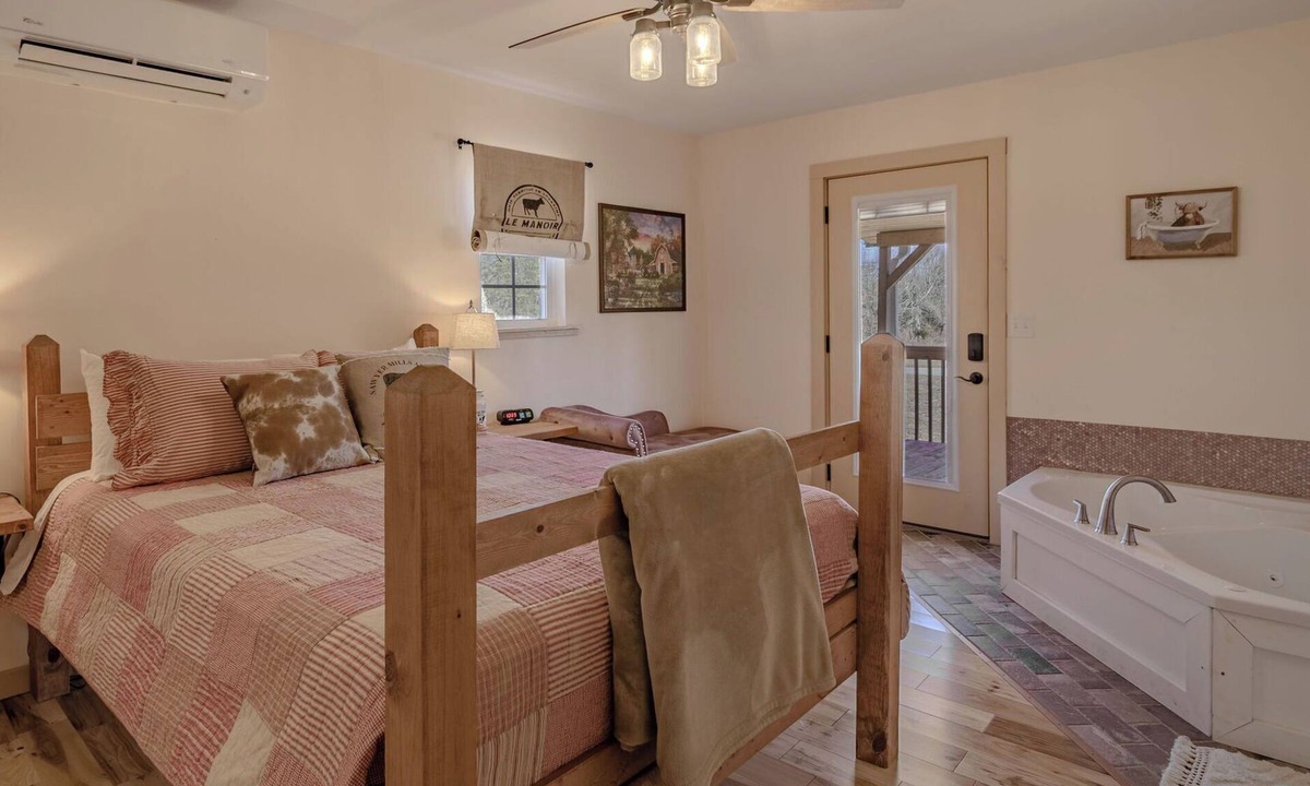 Whitley City Apartment | The Barn: Cozy Luxury Room with Jacuzzi & Countryside Views