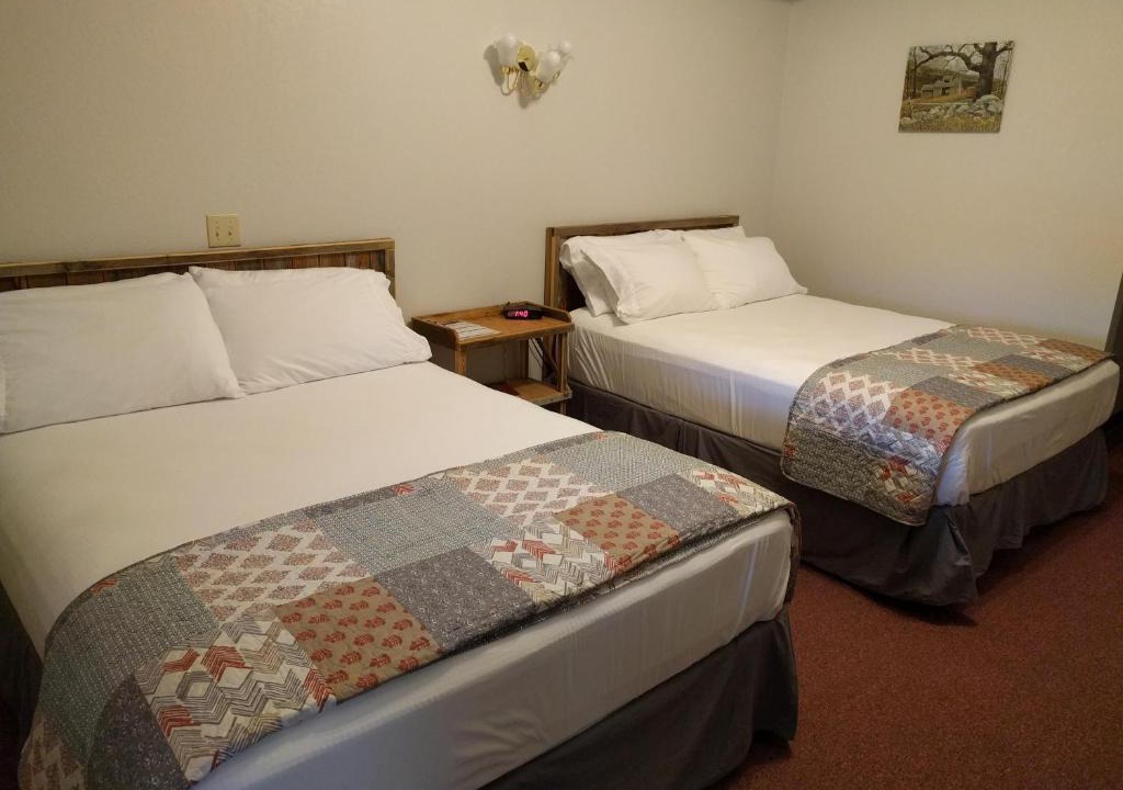 Humansville Hotel | The BarnwooD Inn