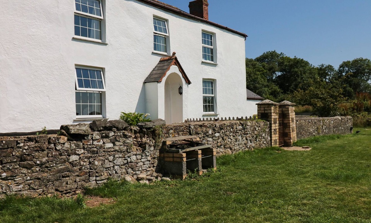Littleham Cottage | THE BARTON, pet friendly, with open fire in Bideford
