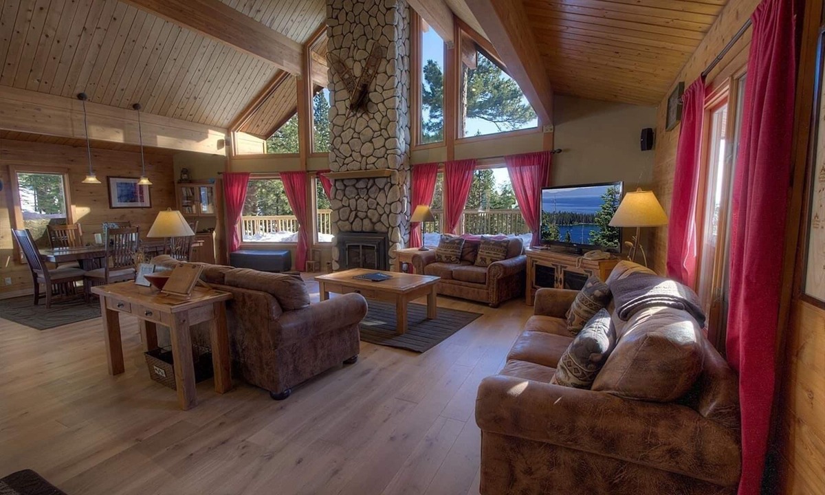 Kings Beach House | The Bass Chalet 3 Bedroom Home by RedAwning