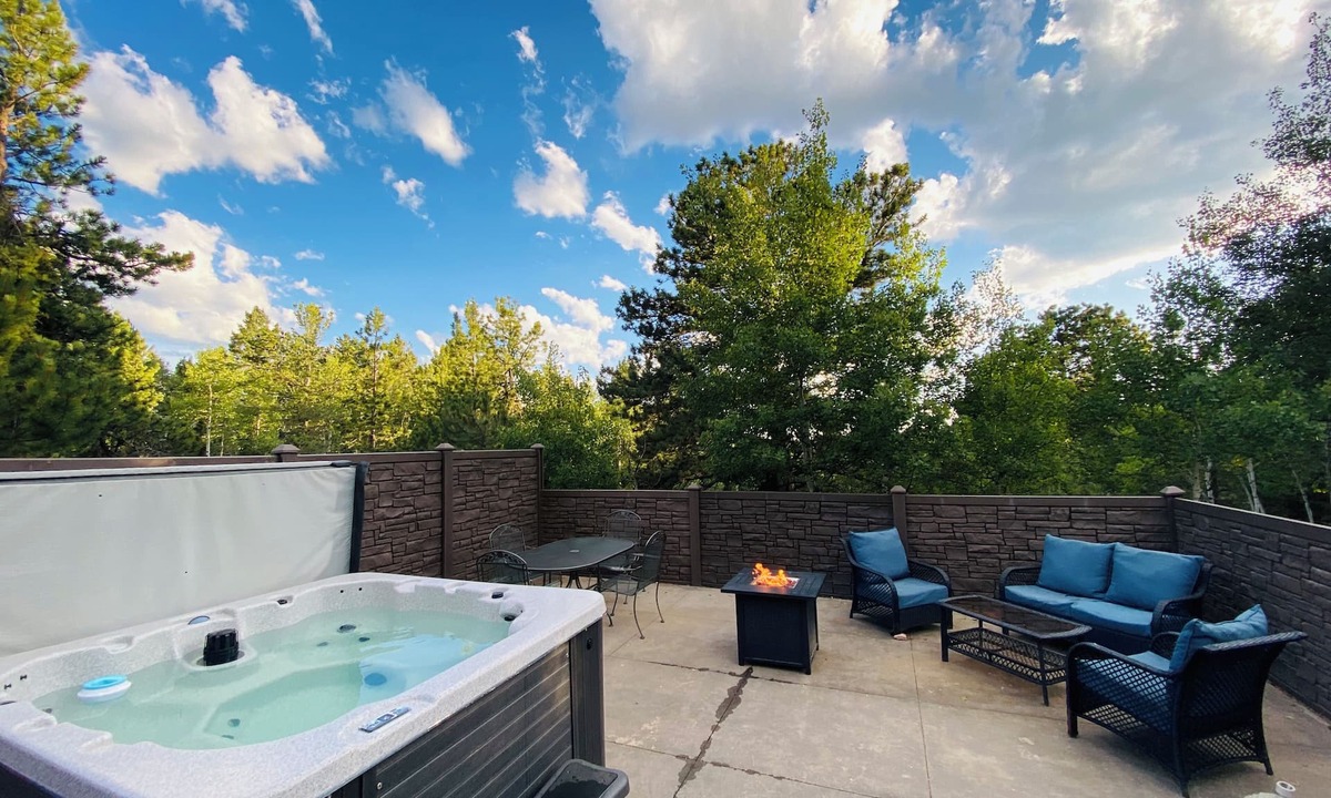Highland Lakes House | The Bavarian Cottage - Hot Tub and Fire Pit