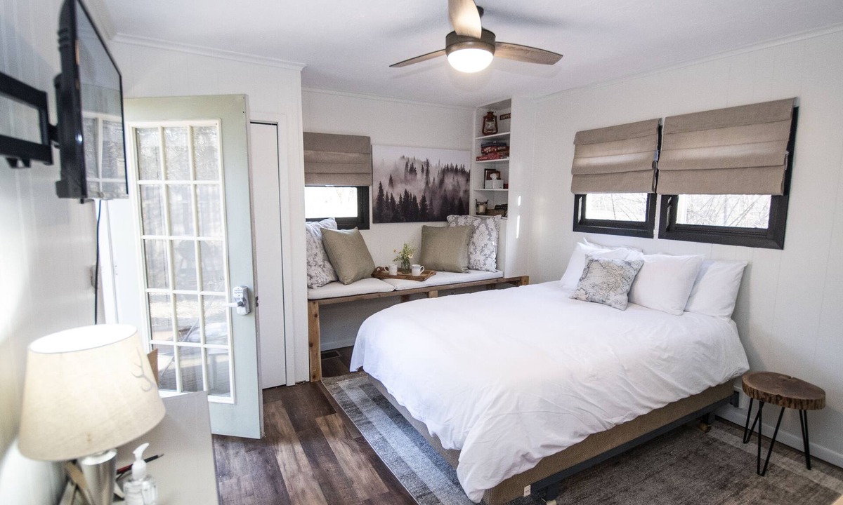 Williams Bay House | The Bay Tiny House - Romantic Hideaway