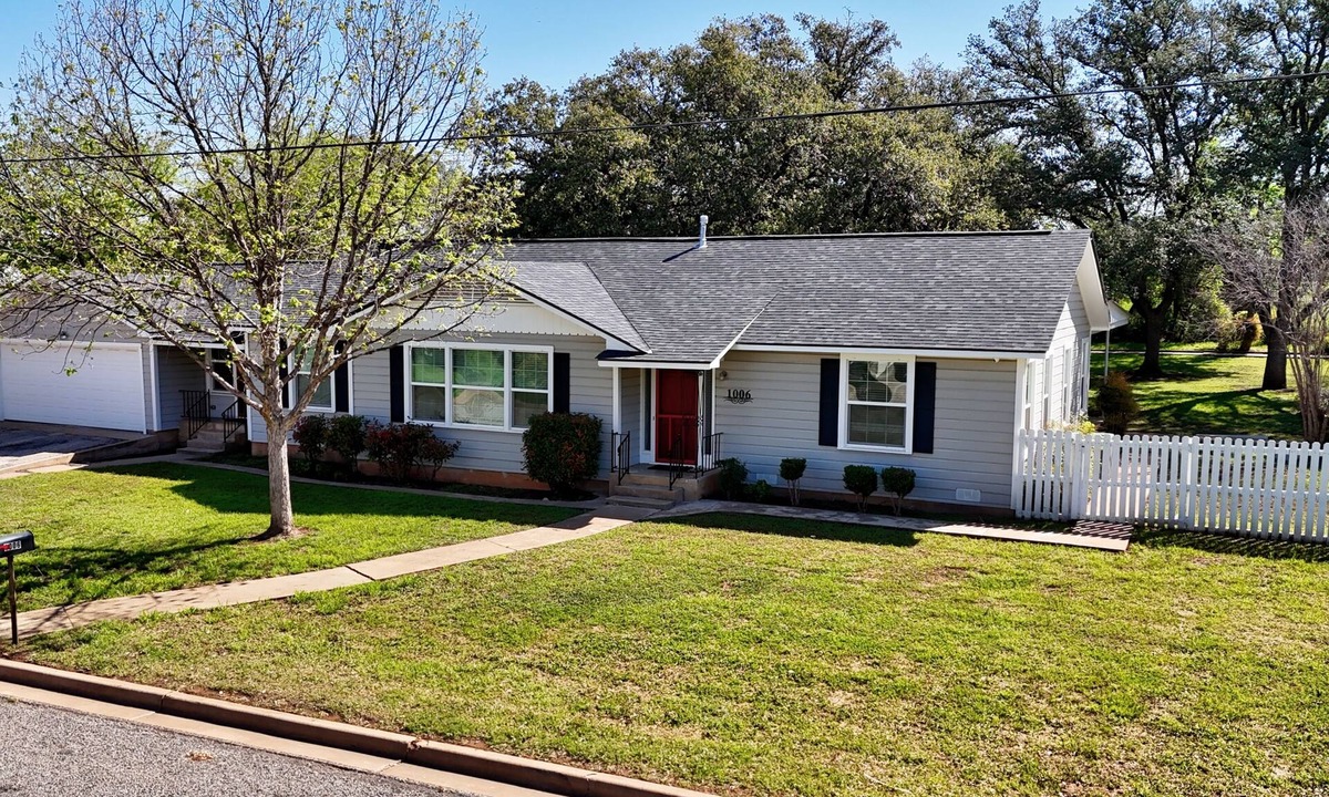 Llano House | The Bayley House, The Bayley House - Large Home on 1/2 Acre in Llano