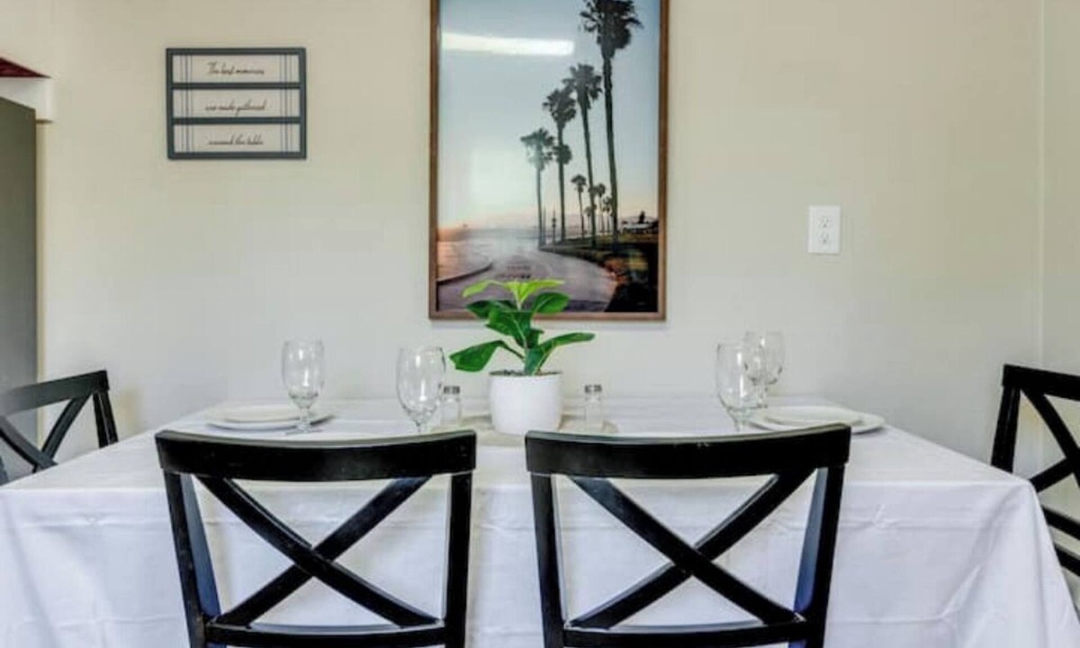Bayview House | The Bayview Retreat 2BR Walk to the Beach!nn