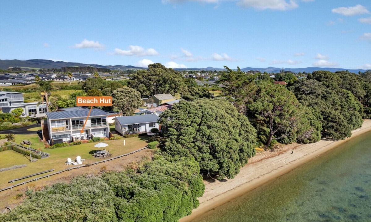 One Tree Point Apartment | The Beach Hut - Waterfront Studio at Harbour Lights