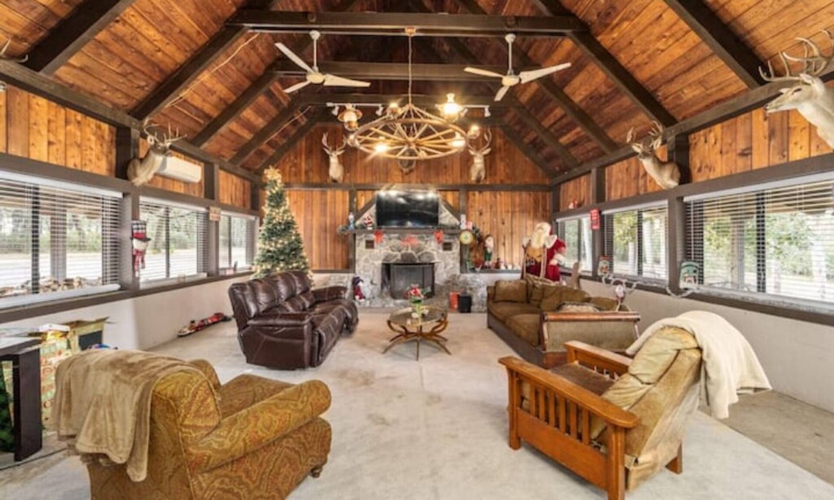 Edgar Apartment | The Beach Room