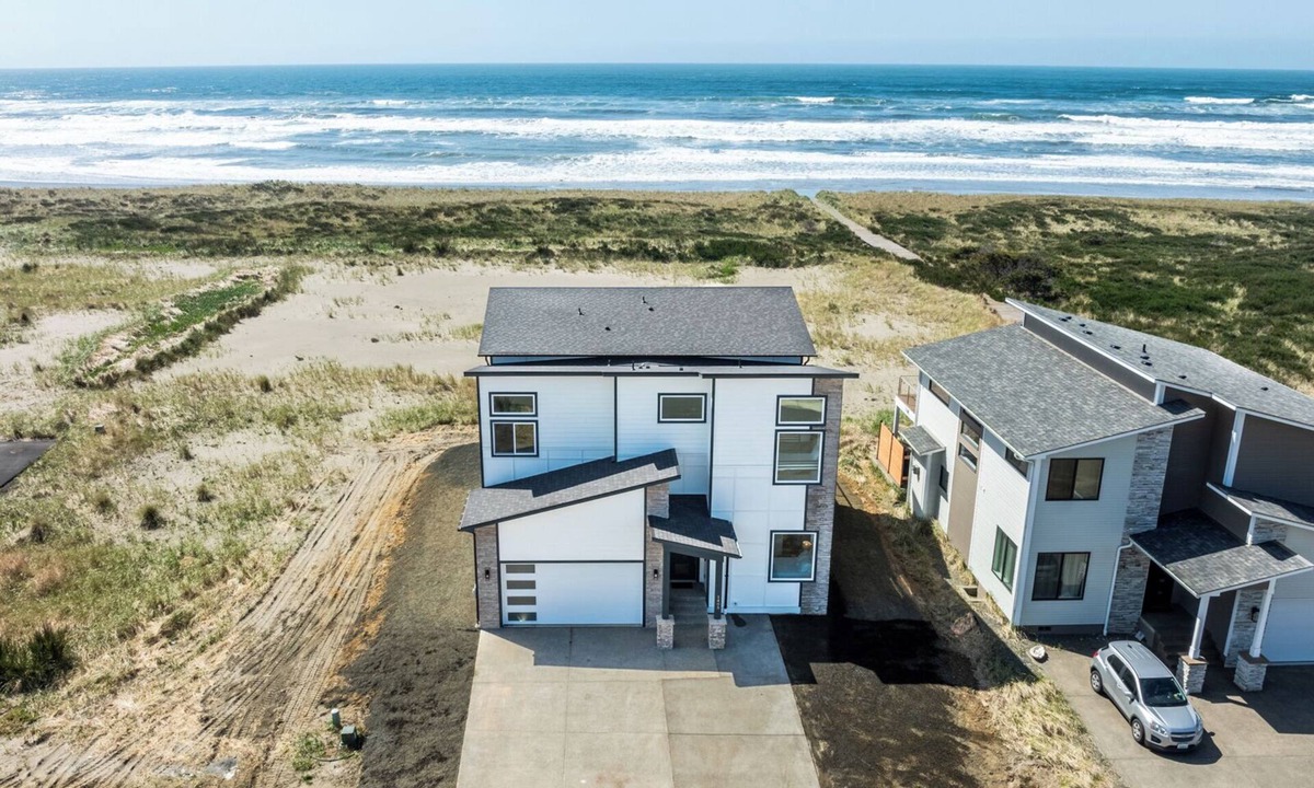 Westport House | The Beachcomber - Oceanfront Getaway!