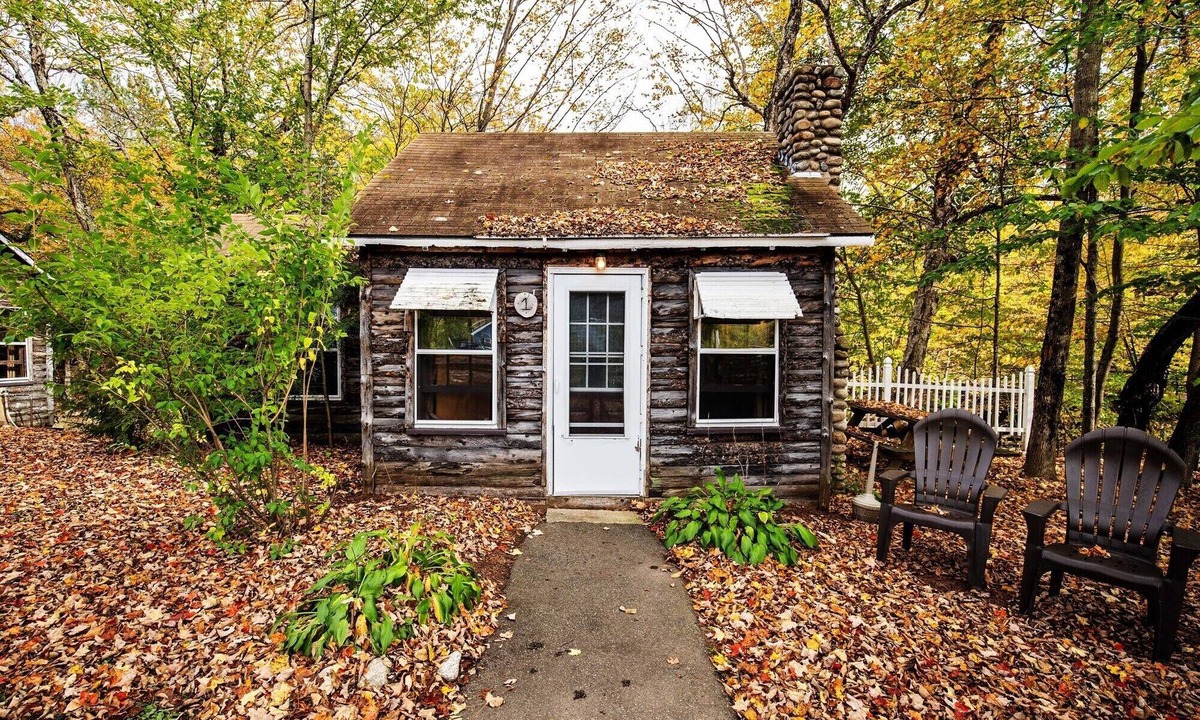 Lincoln Cabin | The Bear's Den: Rustic Escape | PemiCabins