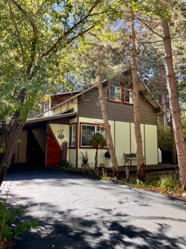 Sierra Tract House | The Bearadise - Fun Cozy Centrally Located Cabin