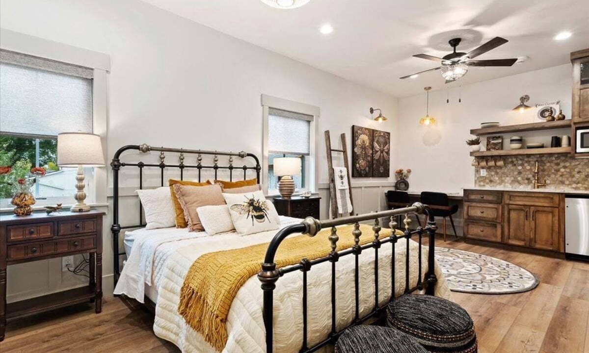 Midway Condo | The Bee Room | Walk Midway Shops | Near Park City