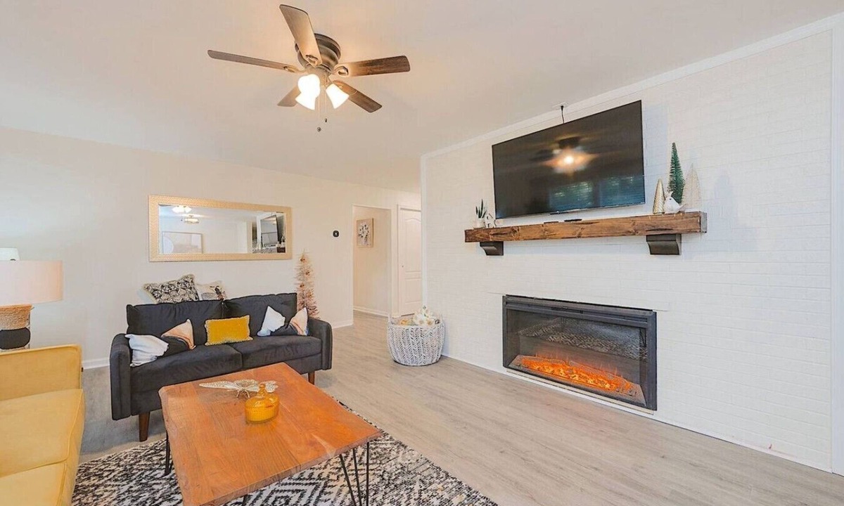 Central Newport News House | ~The BeeHive! | New 4 Bedroom Listing Next to CNU!