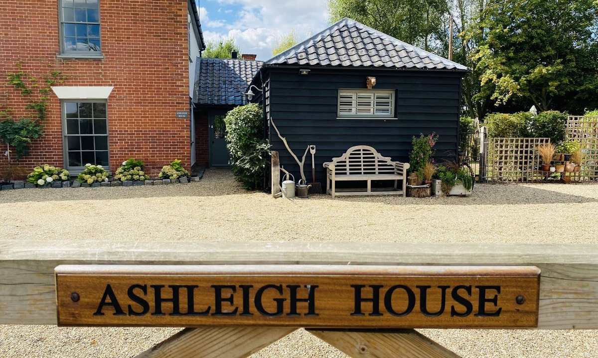 Gissing Cottage | The BeeKeepers - Homely Luxurious Self Catering