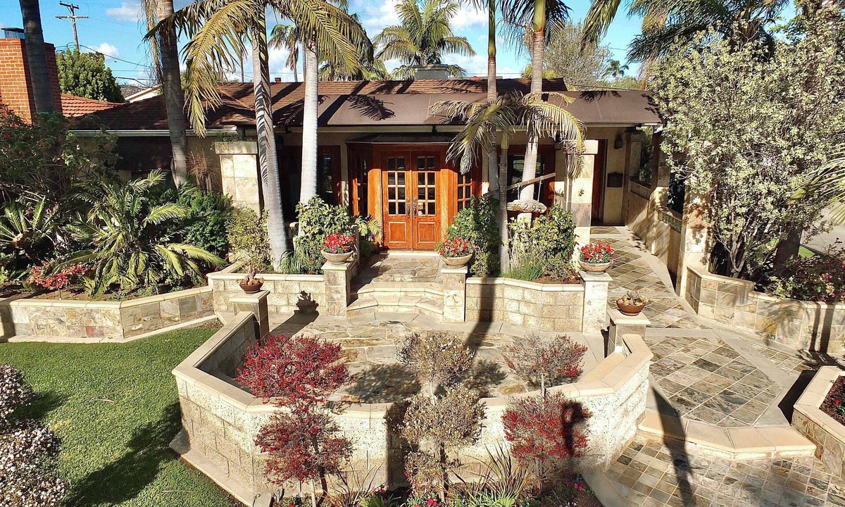 Belmont Park House | The Belmont Beach Bungalow Pool & Hot Tub!