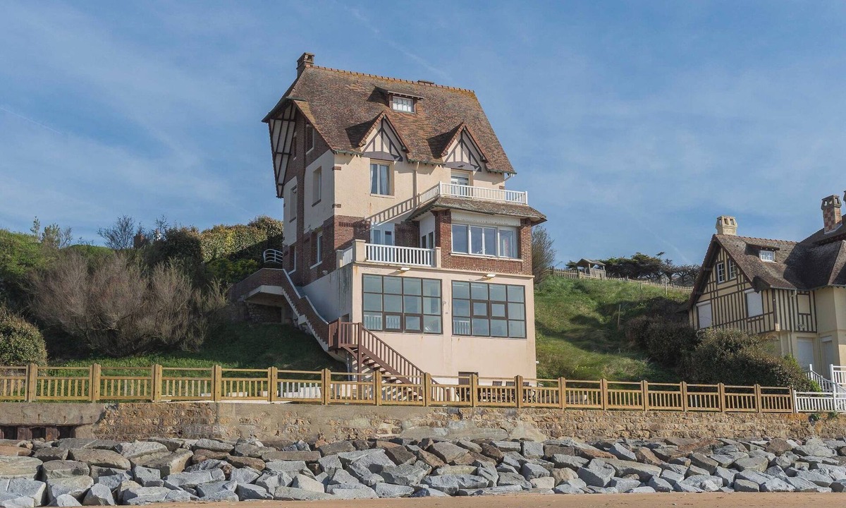 Benerville-sur-Mer Apartment | The Benervilloise villa with its feet in the water
