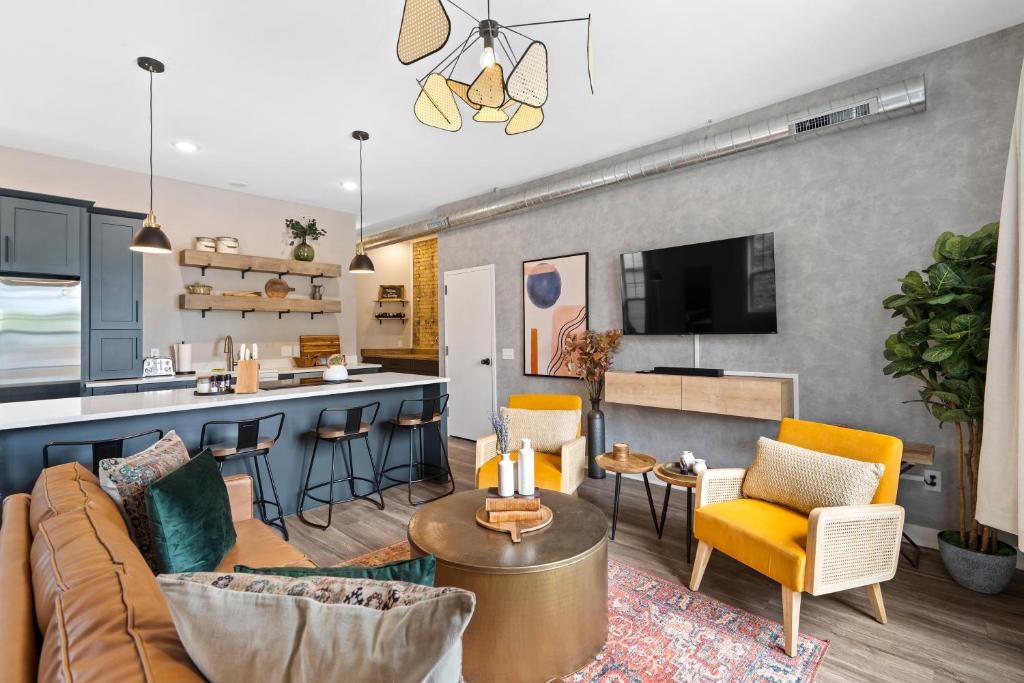Fifth Ward Apartment | The Bentley Condotel in Historic Walker’s Point w/ Garage + Yard