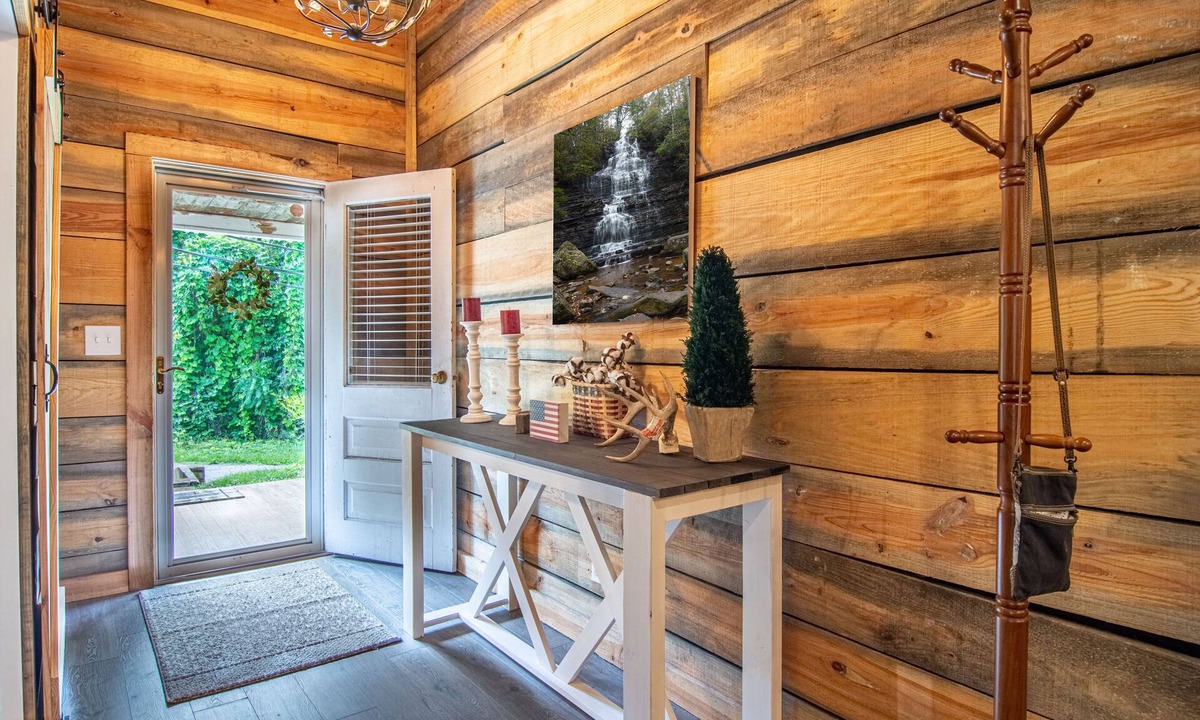 Benton Cabin | The Benton House sleeps 7