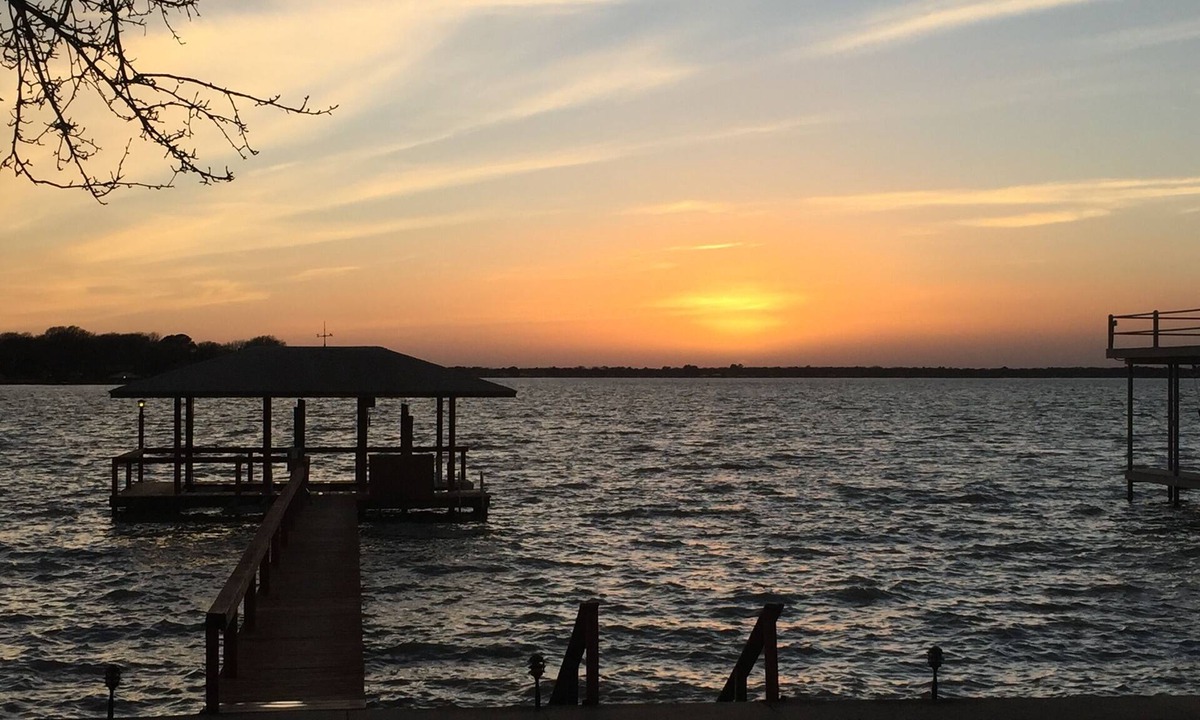 Carolyn Estates House | The Best Sunsets on the Lake! Large cove, big firepit & great fishing awaits!
