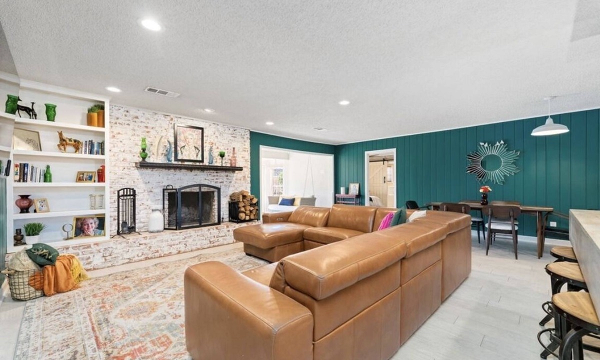 Lubbock House | The Betty is a SHOW STOPPER just minutes from campus. Sleeps 10 + Hot tub,