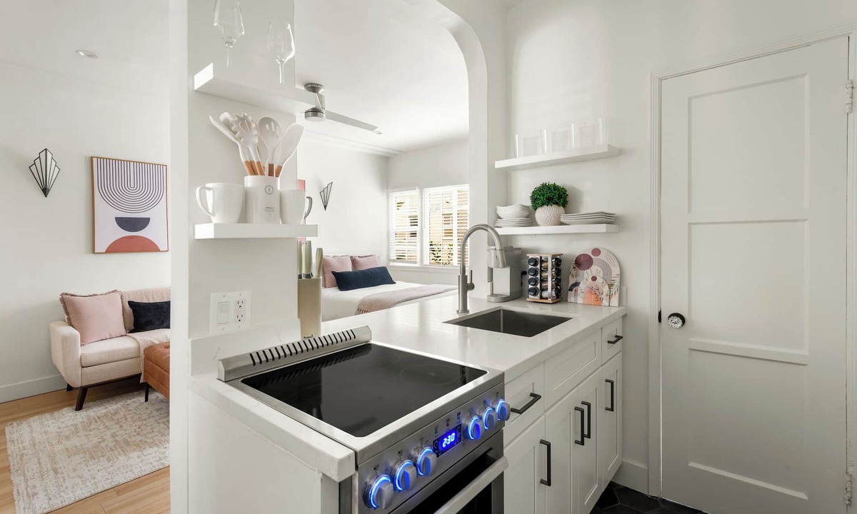 Miracle Mile Apartment | The Beverly Grove Hotel