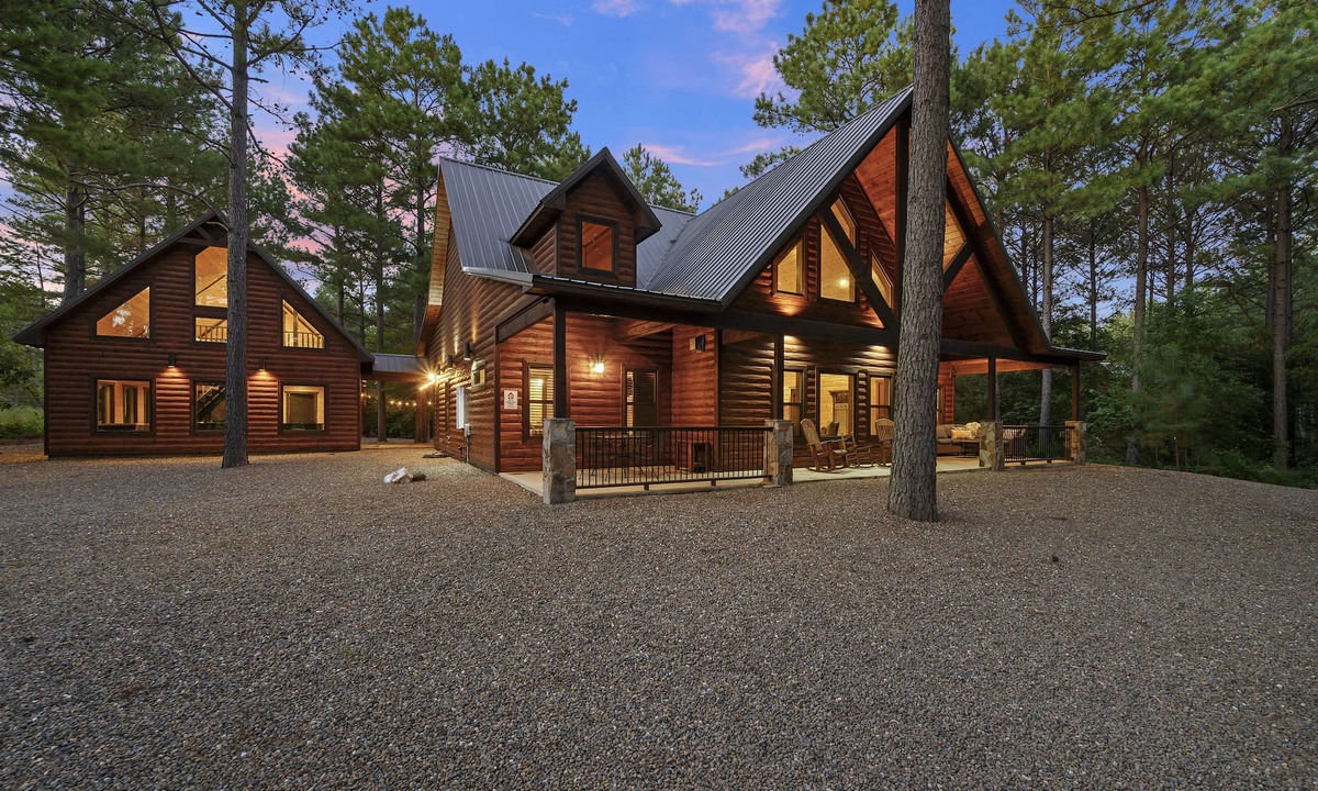 Hochatown Cabin | The Big Chill: relax and reminisce with your group in luxury-Sleeps 16!