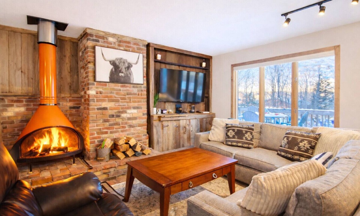 Killington House | The Big Lebearski- AC, Grill, Fire Pit, Hot tub!