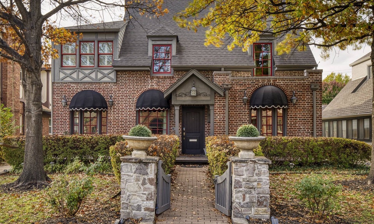 Tulsa House | The Big Tulsan- 8 beds, pool, game room, BBQ!