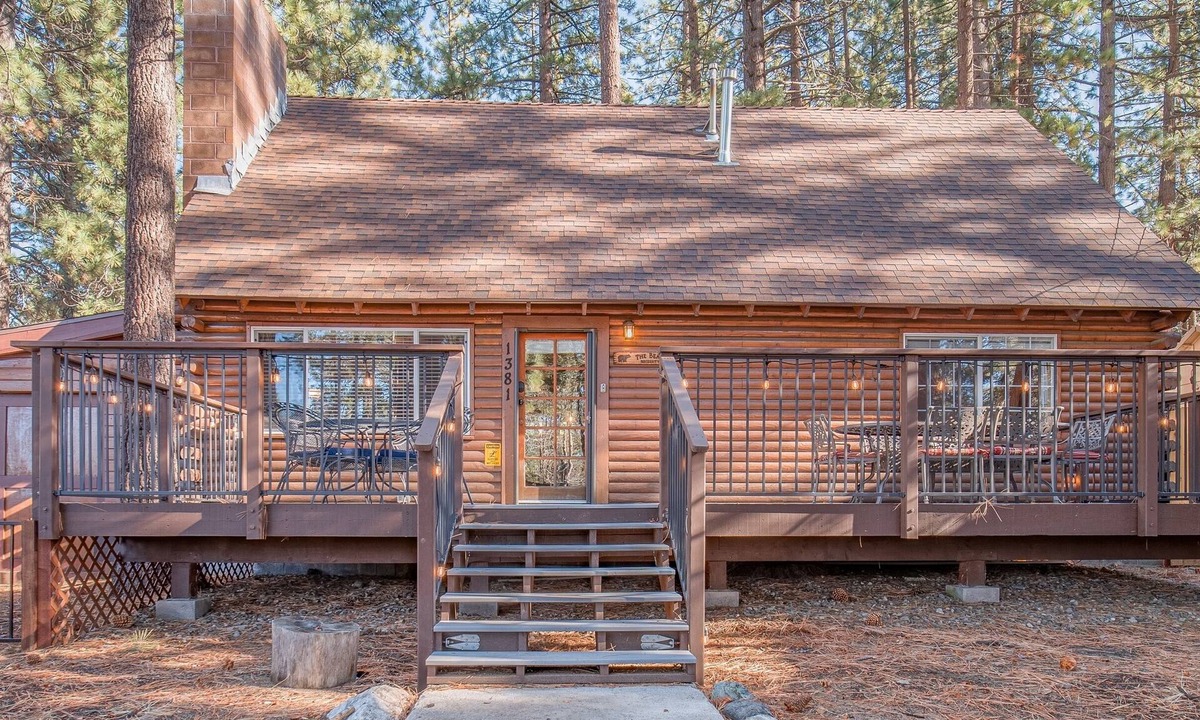 Rancho Bijou Cabin | The Bijou Retreat is a pet-friendly South Lake Tahoe cabin with 2 king ensuites, private hot tub, fenced yard, and easy access to Heavenly, beaches, and hiking.