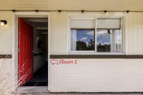 Canaan Valley Hotel | The Billy Motel King Room with Retro Charm