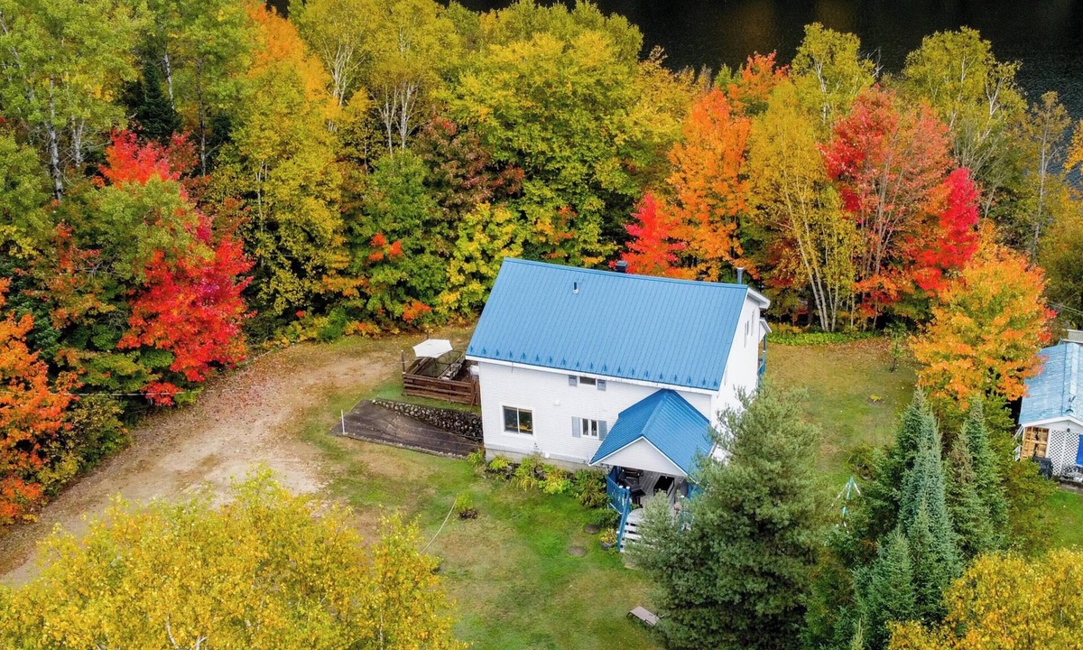 Saint-Emile-de-Suffolk Ski Chalet | The Biloba | Spa | Lakefront | Kayaks | Fireplace