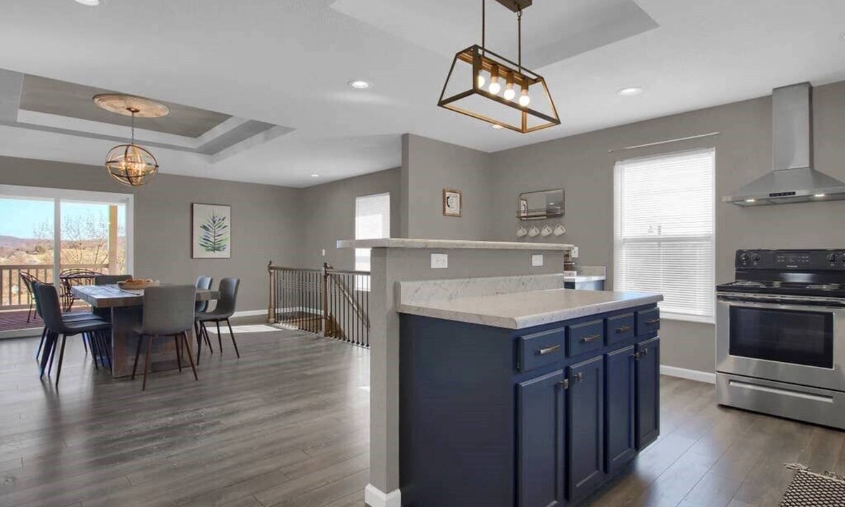 Hermann House | The Bittersweet Inn: Brand new 6 bed 5 bath house
