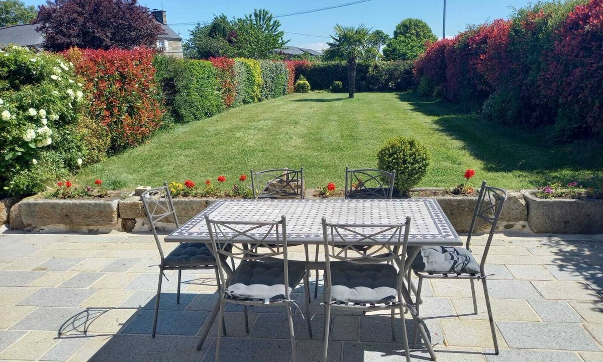 Saint-Sauveur-des-Landes House | The blue house