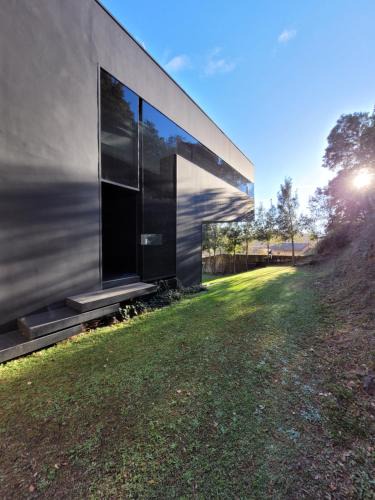 Olot Villa | the black line house