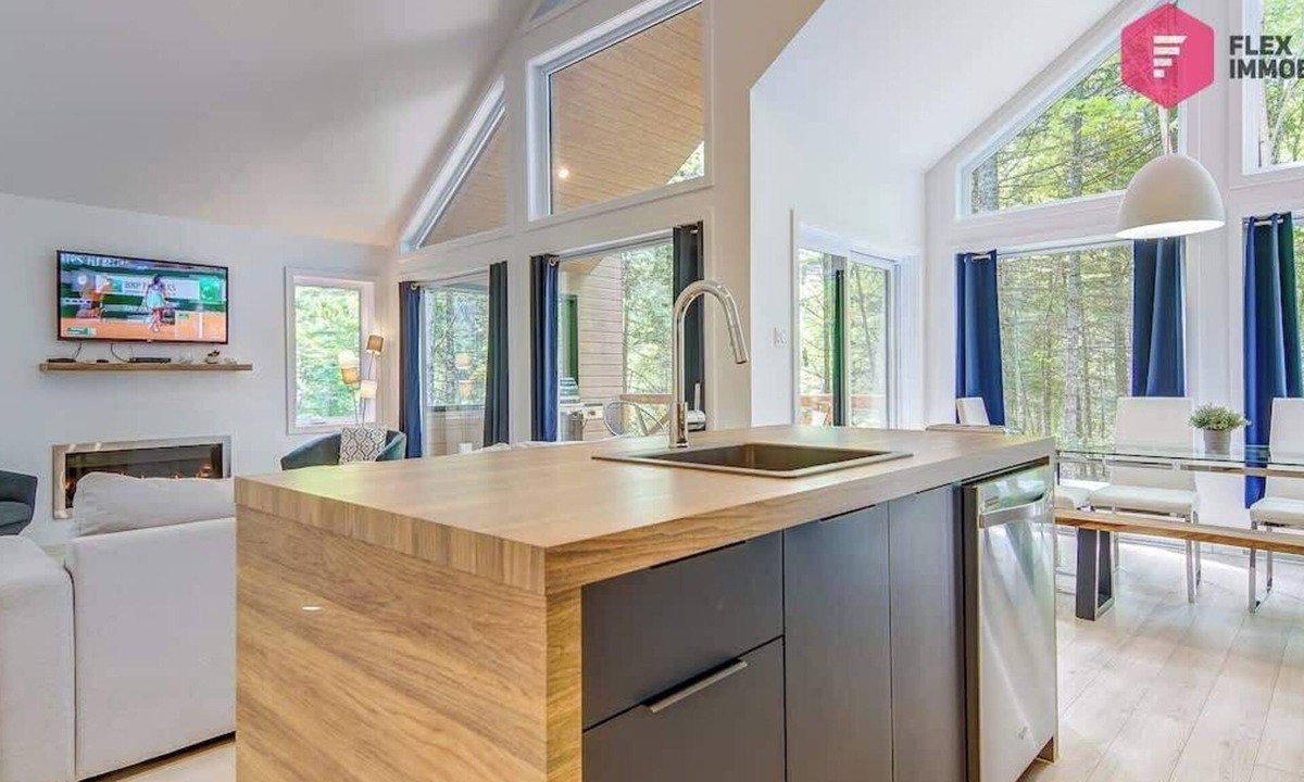 Pont-Rouge House | The Bleu Bourgeois in Portneuf - Private hot tub