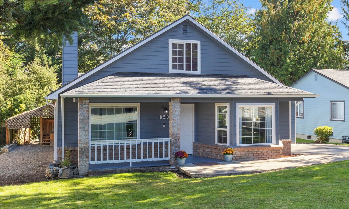 Mount Vernon House | The Blue Haven Getaway, with window AC units in the summer.