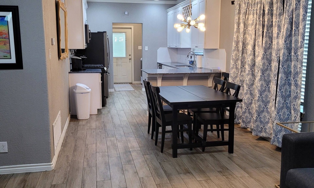 Downtown San Antonio House | The Blue House on Carle, close to downtown and King William area.