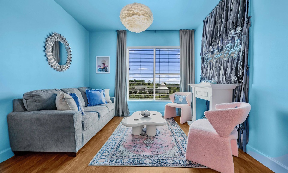 Eighth Avenue Apartment | The Blue Jean Baby-Luxe Downtown stay w. infinity pool, gym + walk to Broadway