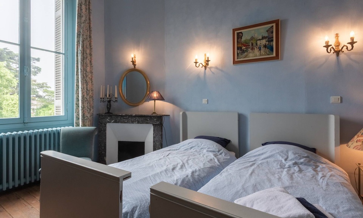 Habas Bed & Breakfast | The Blue Room at Château Habas with Wi-Fi