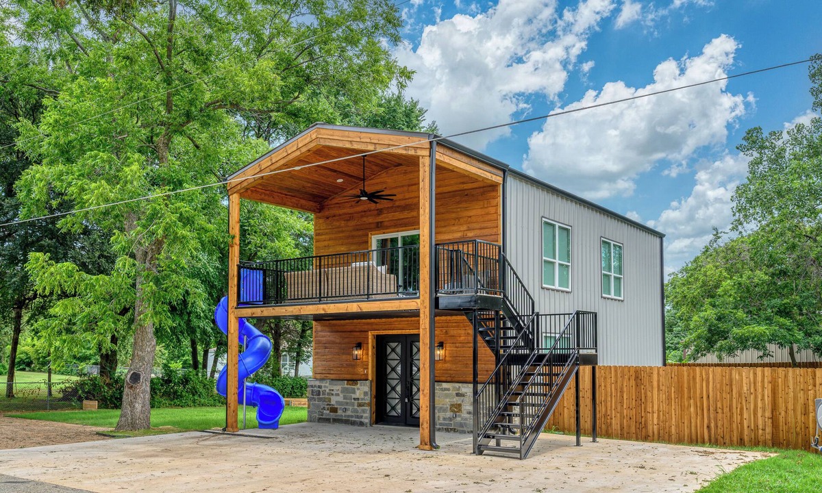 Pottsboro House | The BLUE SLIDE BUNGALOW on Lake Texoma sleeps up to 8. Relax in luxury.