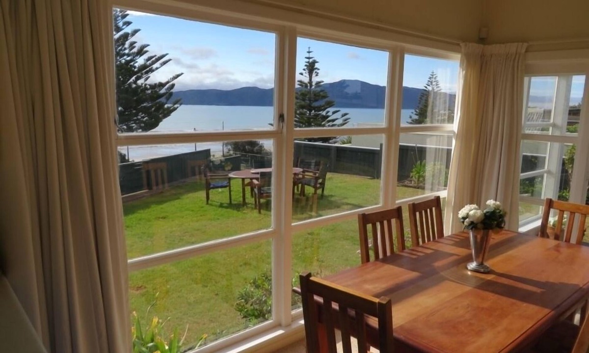 Paraparaumu House | THE BLUE TRIANGLE - two storey sunny bach