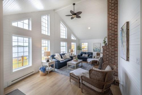 Brigus Junction House | The Bluebird Cottage Lake Front 4Bdrms