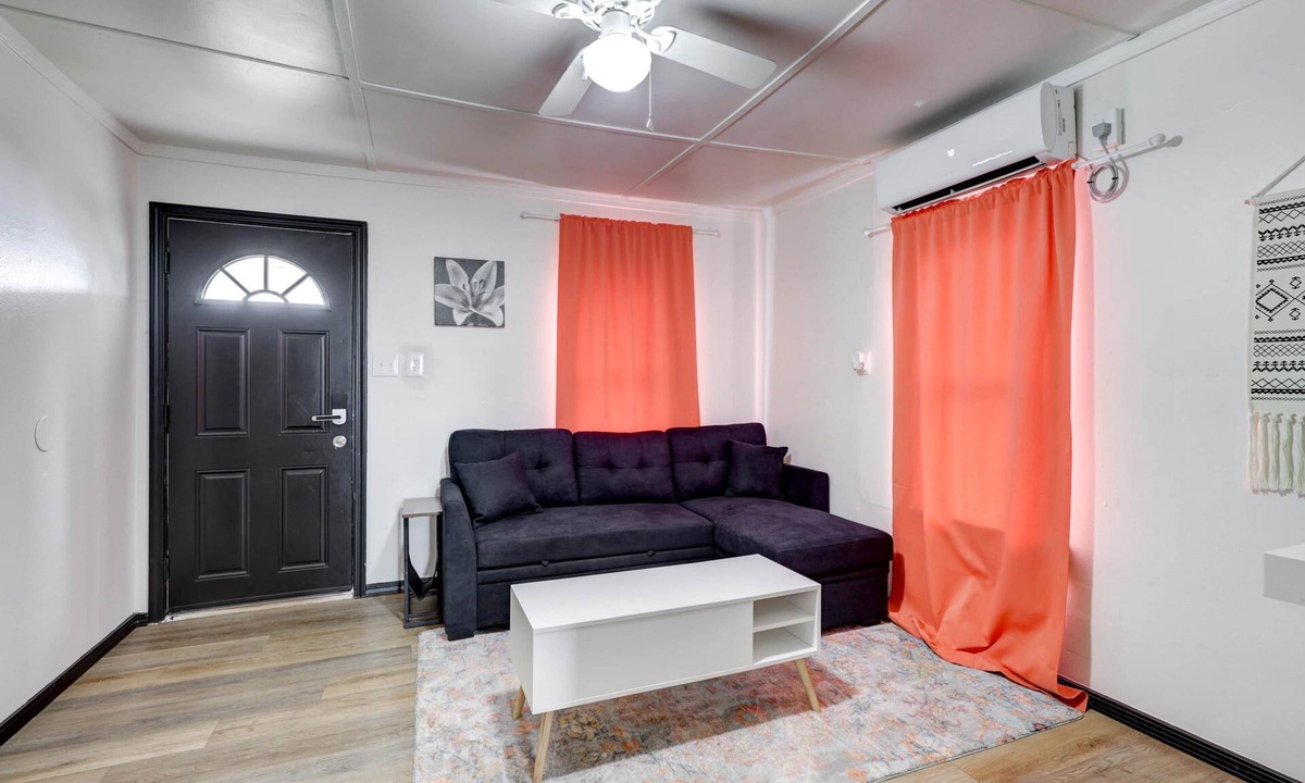 Joplin House | The Bluebird: Modern 1 Bed, Large Peaceful Yard