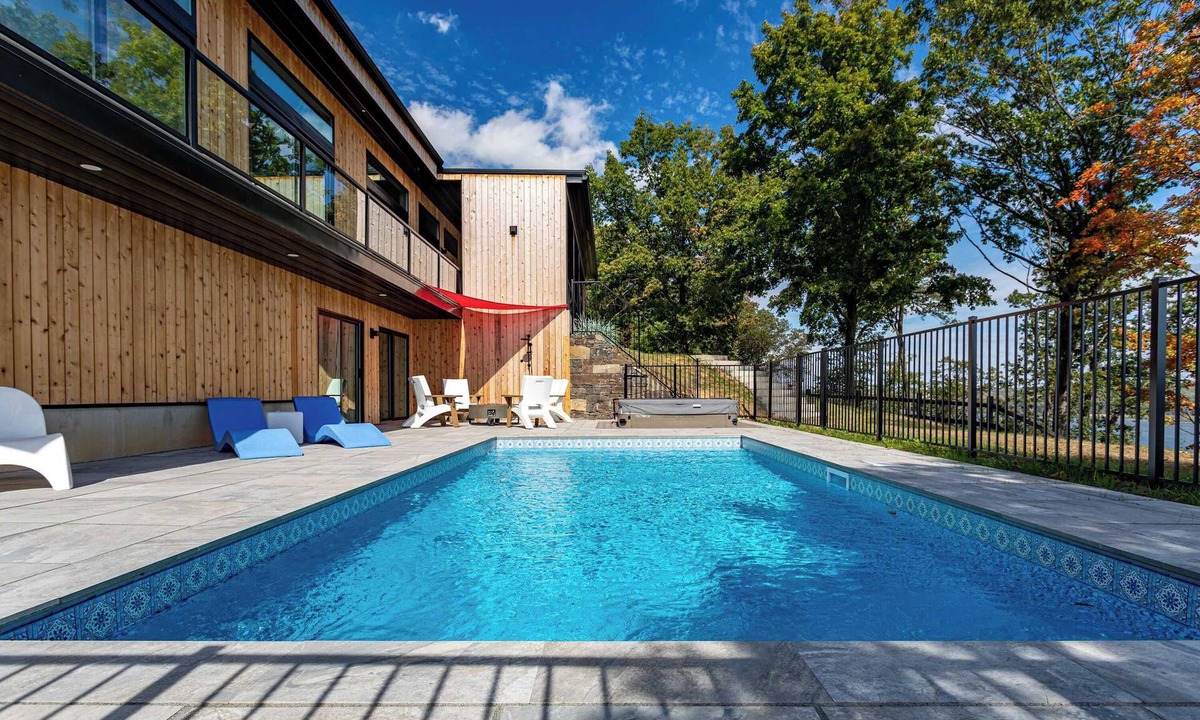 Town of Marlborough House | The Bluff: Designer | Views | Pool | Hot Tub