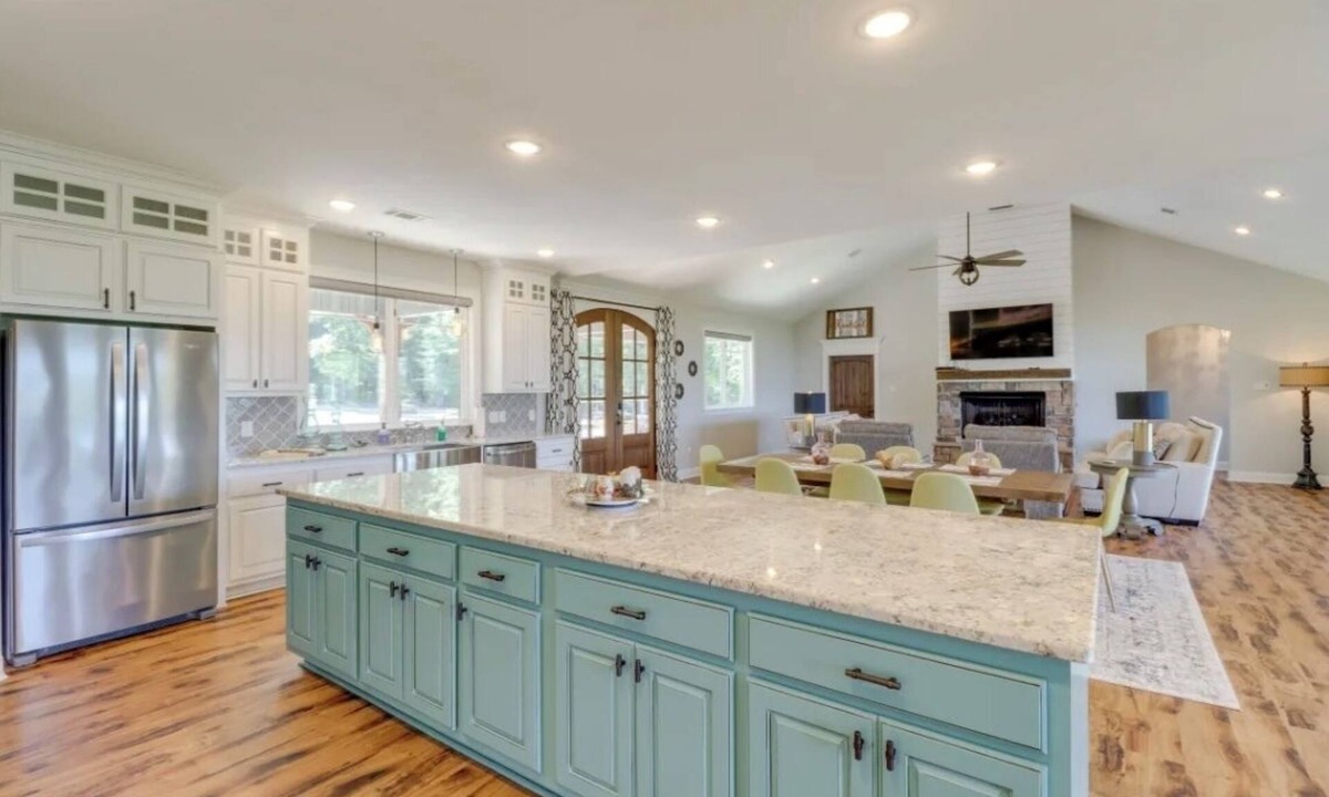 Edgemont House | “The Bluffs” A Family-Friendly Home w Deck & Breathtaking Lake View