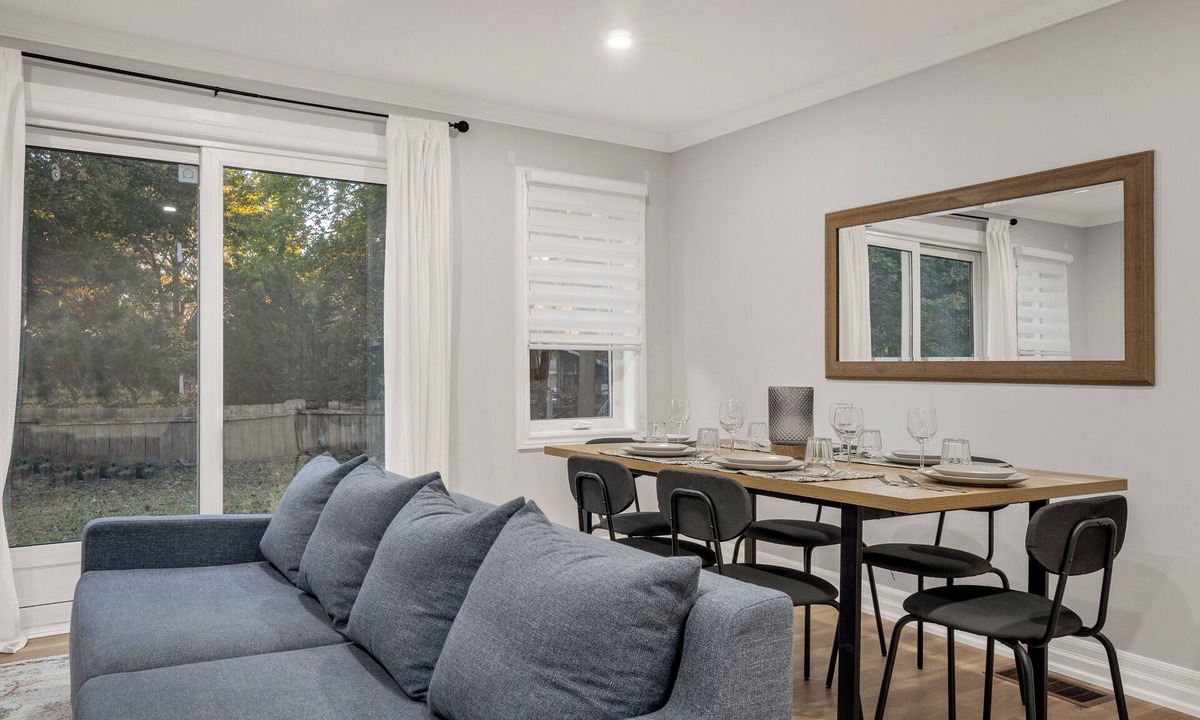Peterborough Apartment | The Blushwood Suite | Mins to DT & Trails