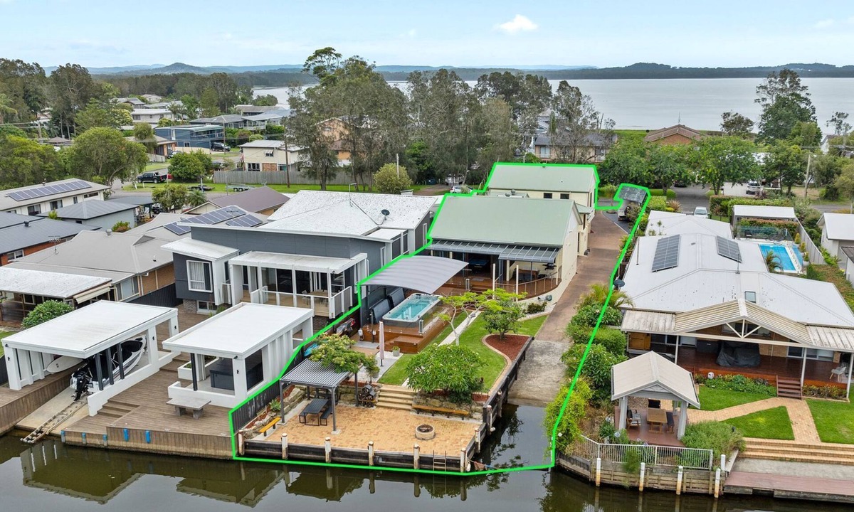 Chittaway Point House | The Boathouse – Pool & Private Slip