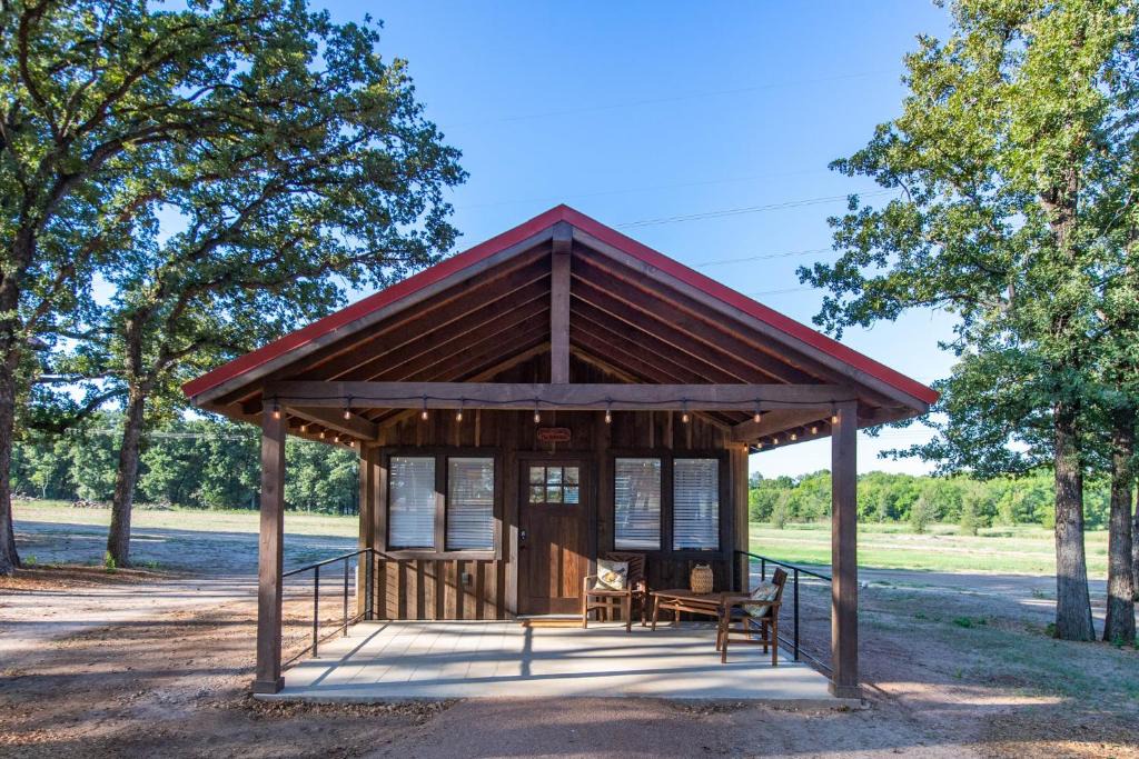 Elm Mott Ski Chalet | The Bobwhite Cabin 15MIN to Magnolia Baylor