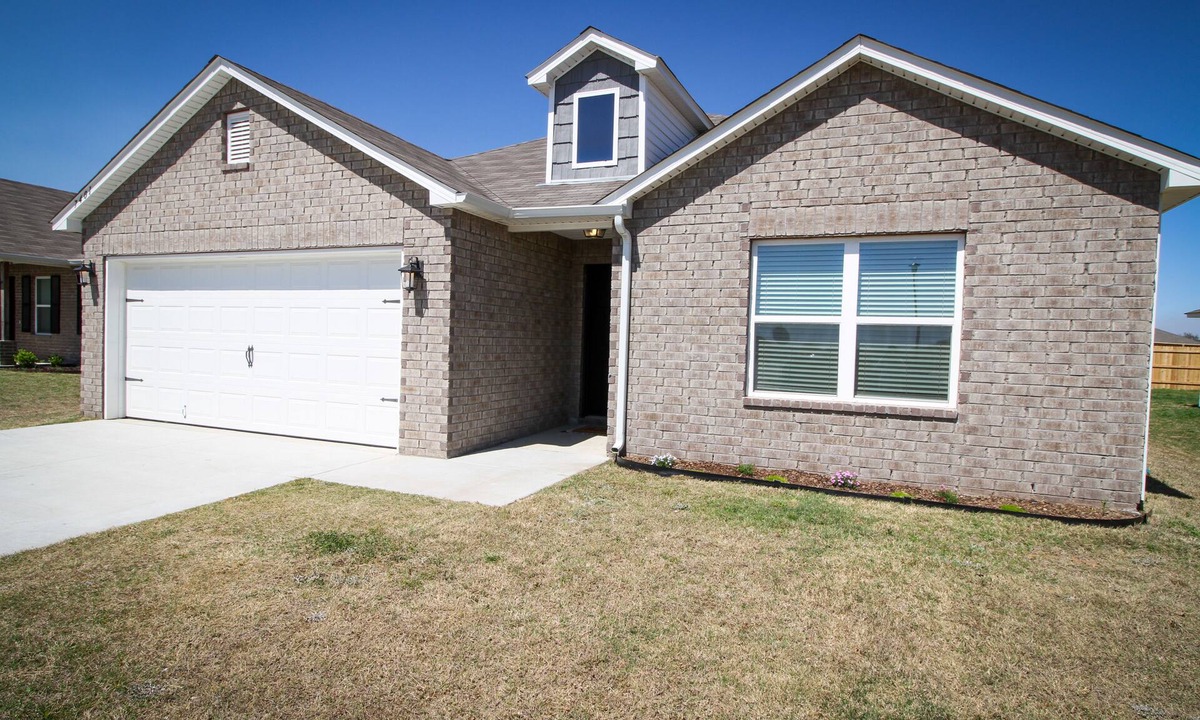 Collinsville House | The Boho Bungalow- Clean, Cozy & Family Friendly!
