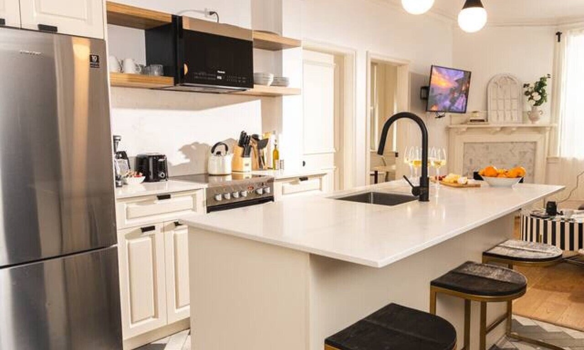 Shaughnessy Village Apartment | The Bordeaux - 4 bedrooms, 1,5 baths Apartment in Montréal Downtown With Parking